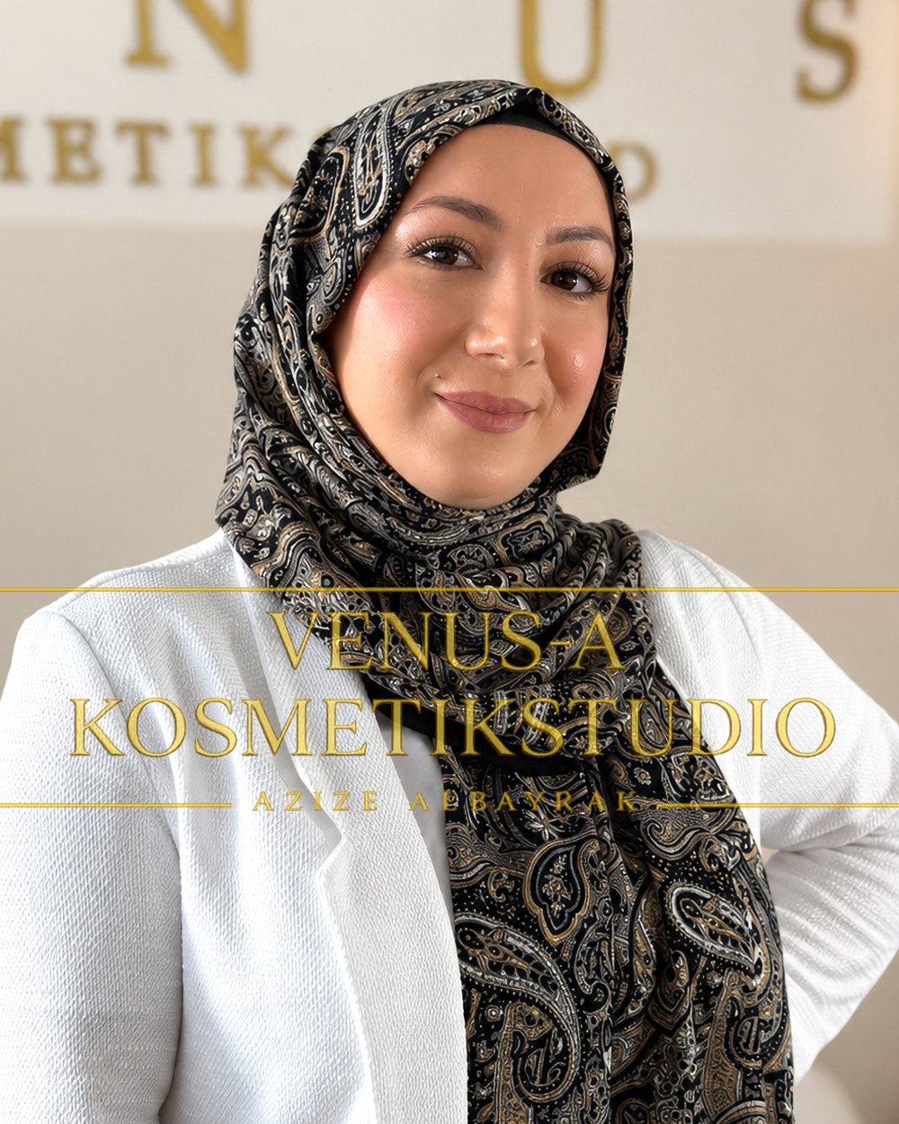 Venus-A Kosmetikstudio — Azize Albayrak, Inhaberin, vor dem Studio-Logo